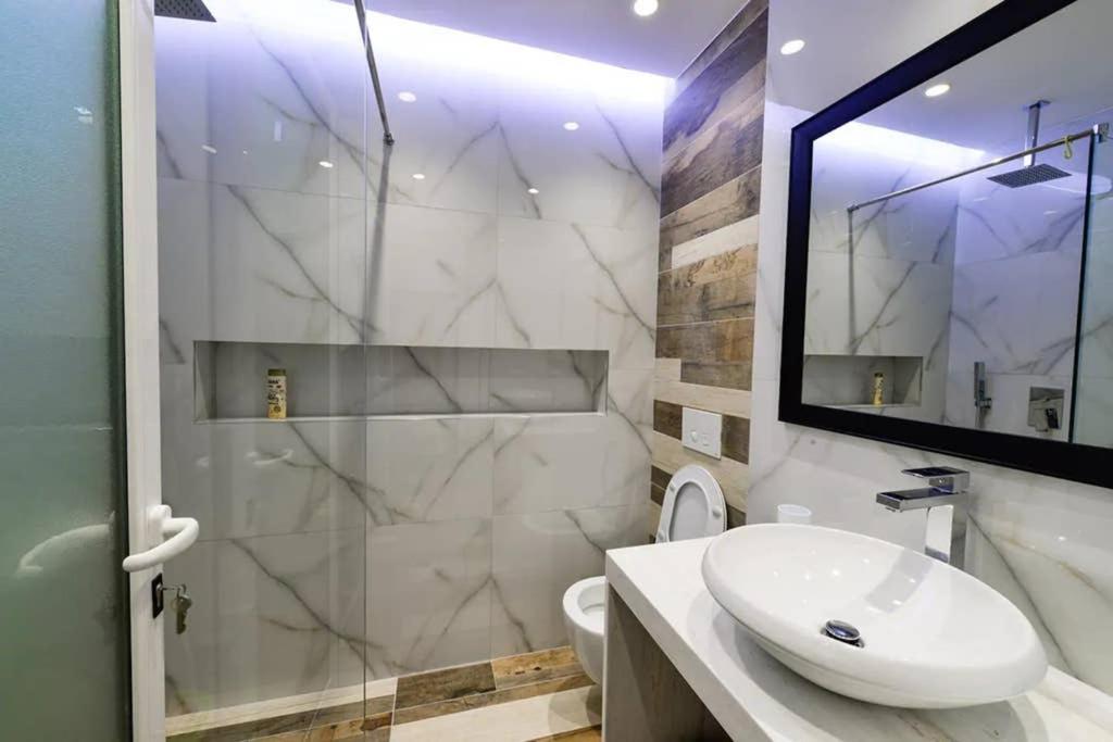 Lina -Tia Lovely New Bazaar Apartment Тирана Экстерьер фото