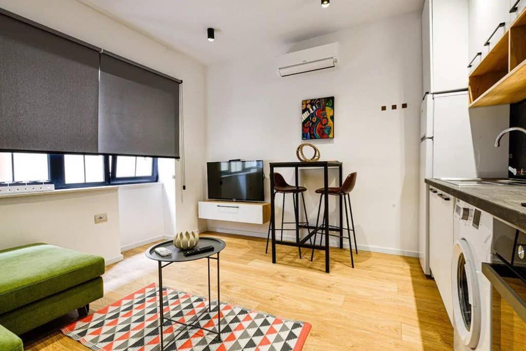 Lina -Tia Lovely New Bazaar Apartment Тирана Экстерьер фото